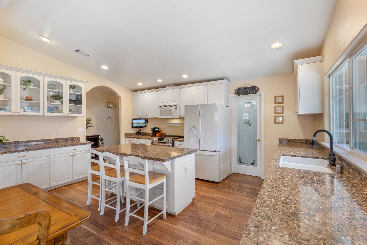 Detail Gallery Image 8 of 31 For 5001 Boyd Dr, Carmichael,  CA 95608 - 3 Beds | 2 Baths