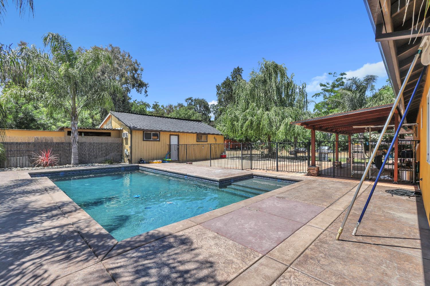 Detail Gallery Image 13 of 66 For 8033 Sunrise Blvd, Citrus Heights,  CA 95610 - 4 Beds | 3 Baths