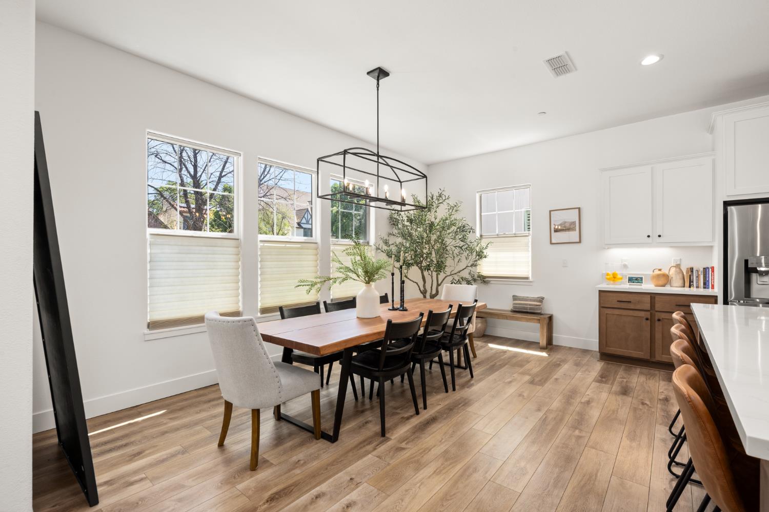 Detail Gallery Image 17 of 45 For 3180 Crocker Dr, Sacramento,  CA 95818 - 4 Beds | 3 Baths