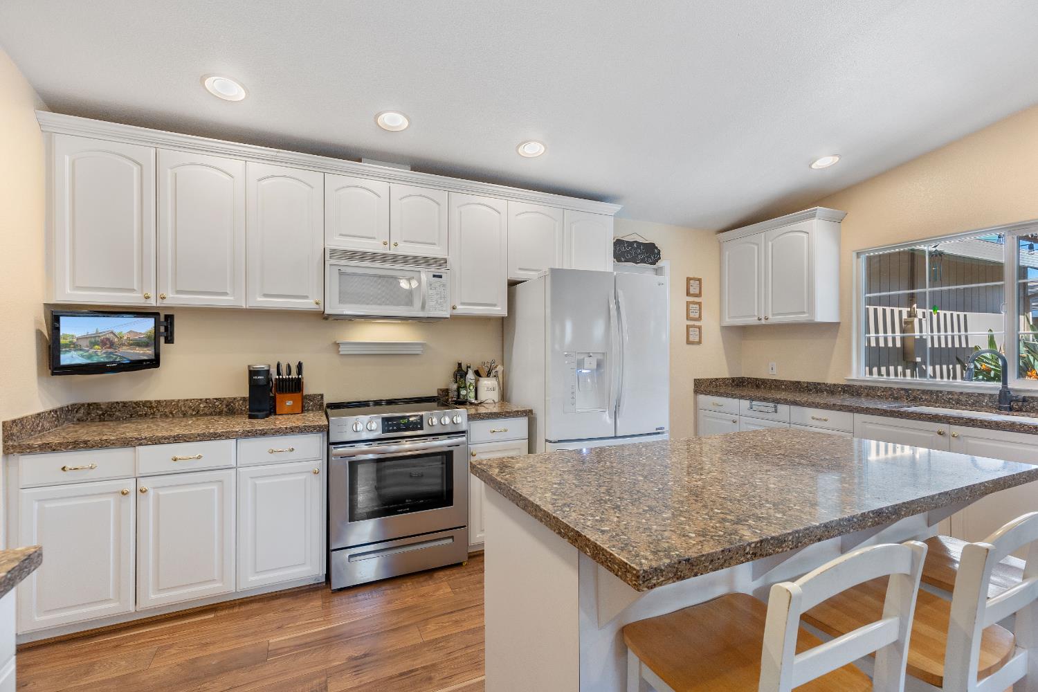 Detail Gallery Image 9 of 31 For 5001 Boyd Dr, Carmichael,  CA 95608 - 3 Beds | 2 Baths