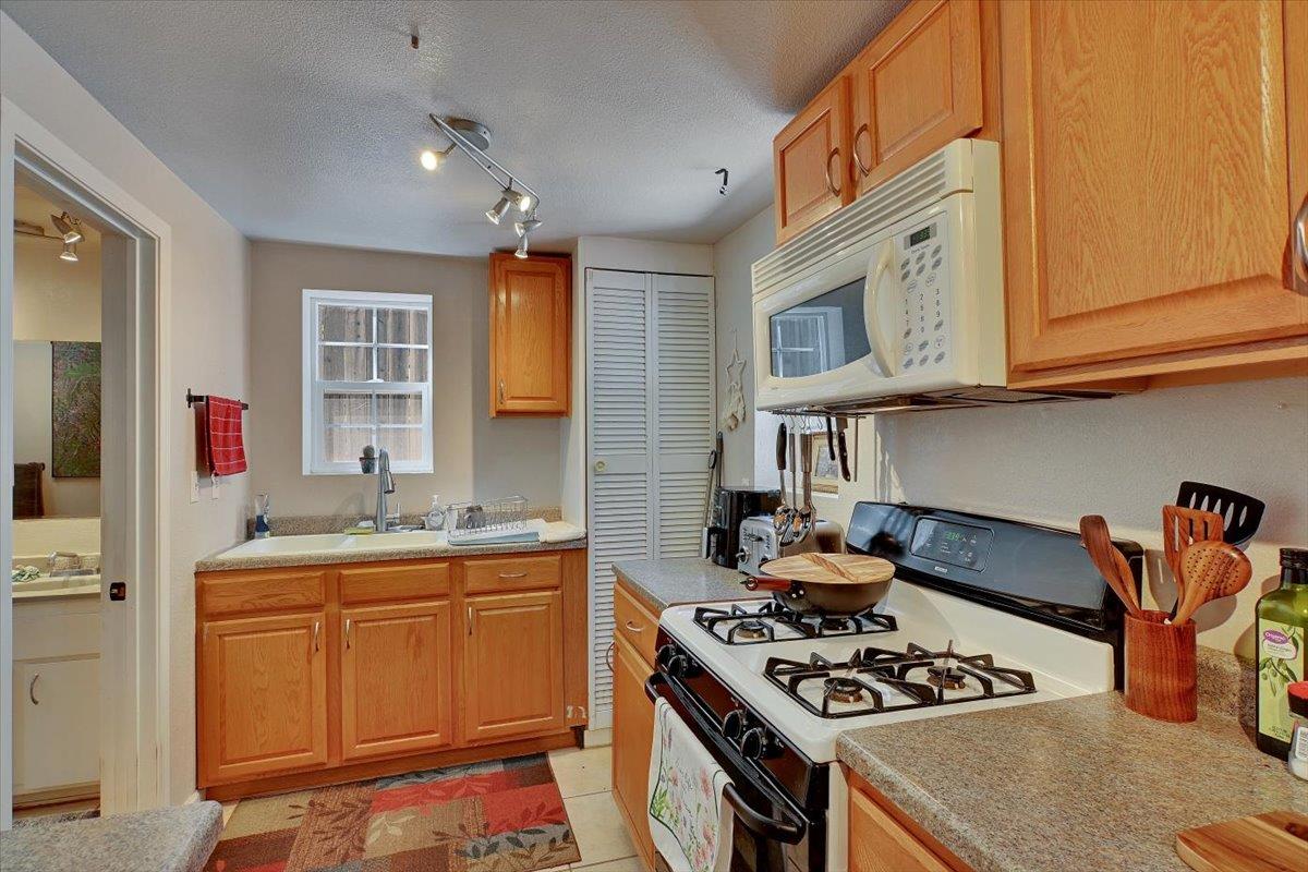 Detail Gallery Image 12 of 44 For 381 Foresthill Ave, Auburn,  CA 95603 - 3 Beds | 2 Baths