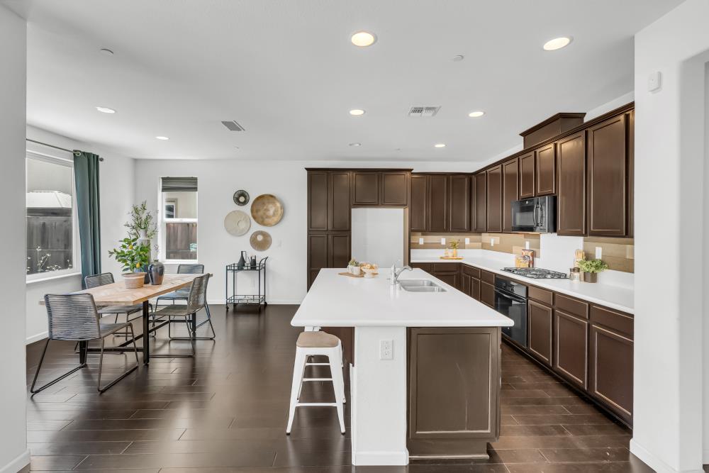 Detail Gallery Image 11 of 56 For 8373 Bronx Way, Sacramento,  CA 95829 - 3 Beds | 2/1 Baths