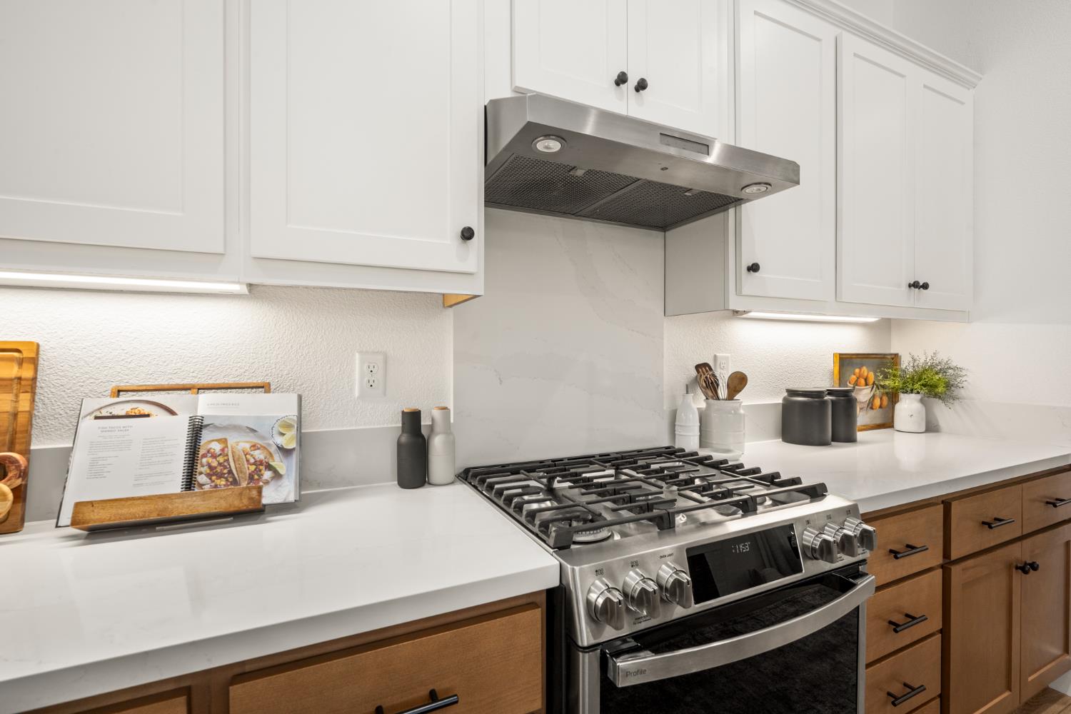 Detail Gallery Image 21 of 45 For 3180 Crocker Dr, Sacramento,  CA 95818 - 4 Beds | 3 Baths