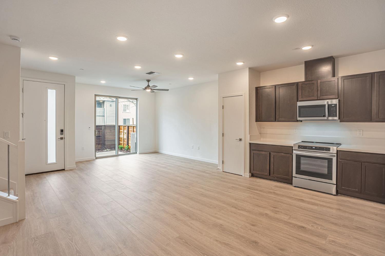 Detail Gallery Image 7 of 42 For 6093 Bridgecross Dr, Sacramento,  CA 95835 - 3 Beds | 2/1 Baths