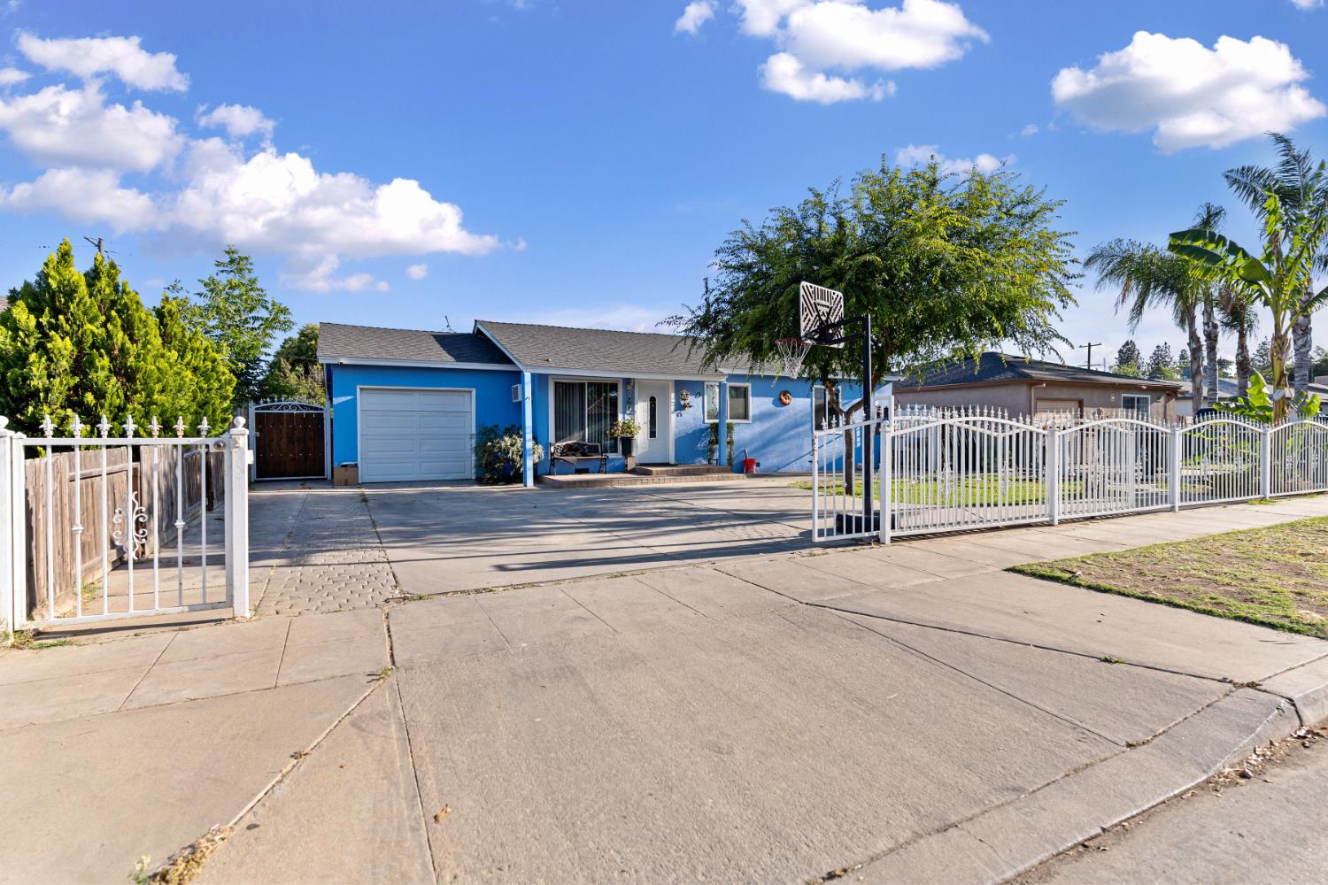 Detail Gallery Image 2 of 27 For 4776 E Lowe Ave, Fresno,  CA 93702 - 3 Beds | 1 Baths
