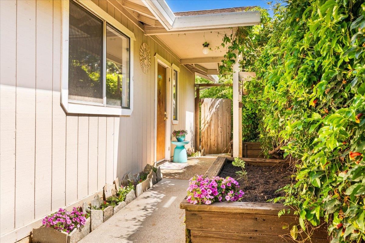Detail Gallery Image 3 of 40 For 428 Lamarque Ct, Grass Valley,  CA 95945 - 3 Beds | 1 Baths