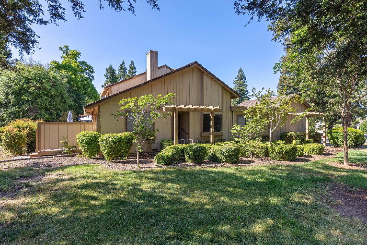 Detail Gallery Image 3 of 27 For 6401 El Porto Ln, Citrus Heights,  CA 95621 - 3 Beds | 2 Baths
