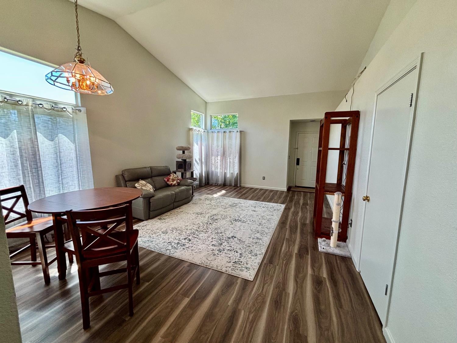 Detail Gallery Image 4 of 23 For 8949 Four Seasons Dr, Elk Grove,  CA 95624 - 4 Beds | 2 Baths