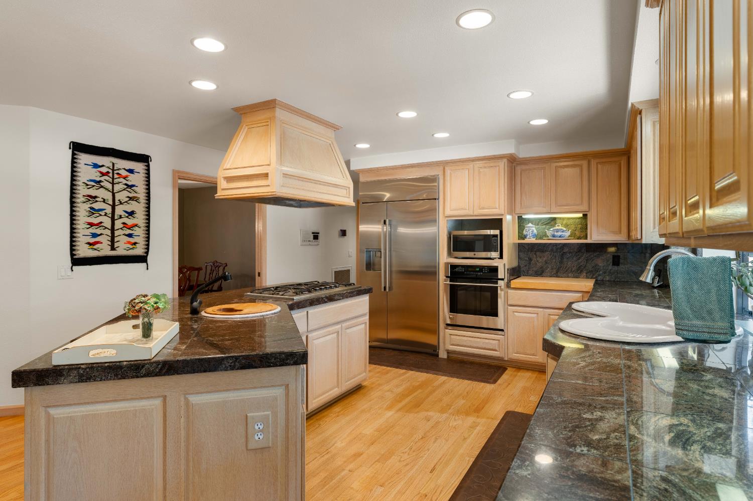 Detail Gallery Image 16 of 95 For 3004 Root Ave, Carmichael,  CA 95608 - 5 Beds | 4/2 Baths
