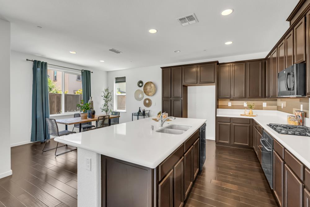 Detail Gallery Image 15 of 56 For 8373 Bronx Way, Sacramento,  CA 95829 - 3 Beds | 2/1 Baths
