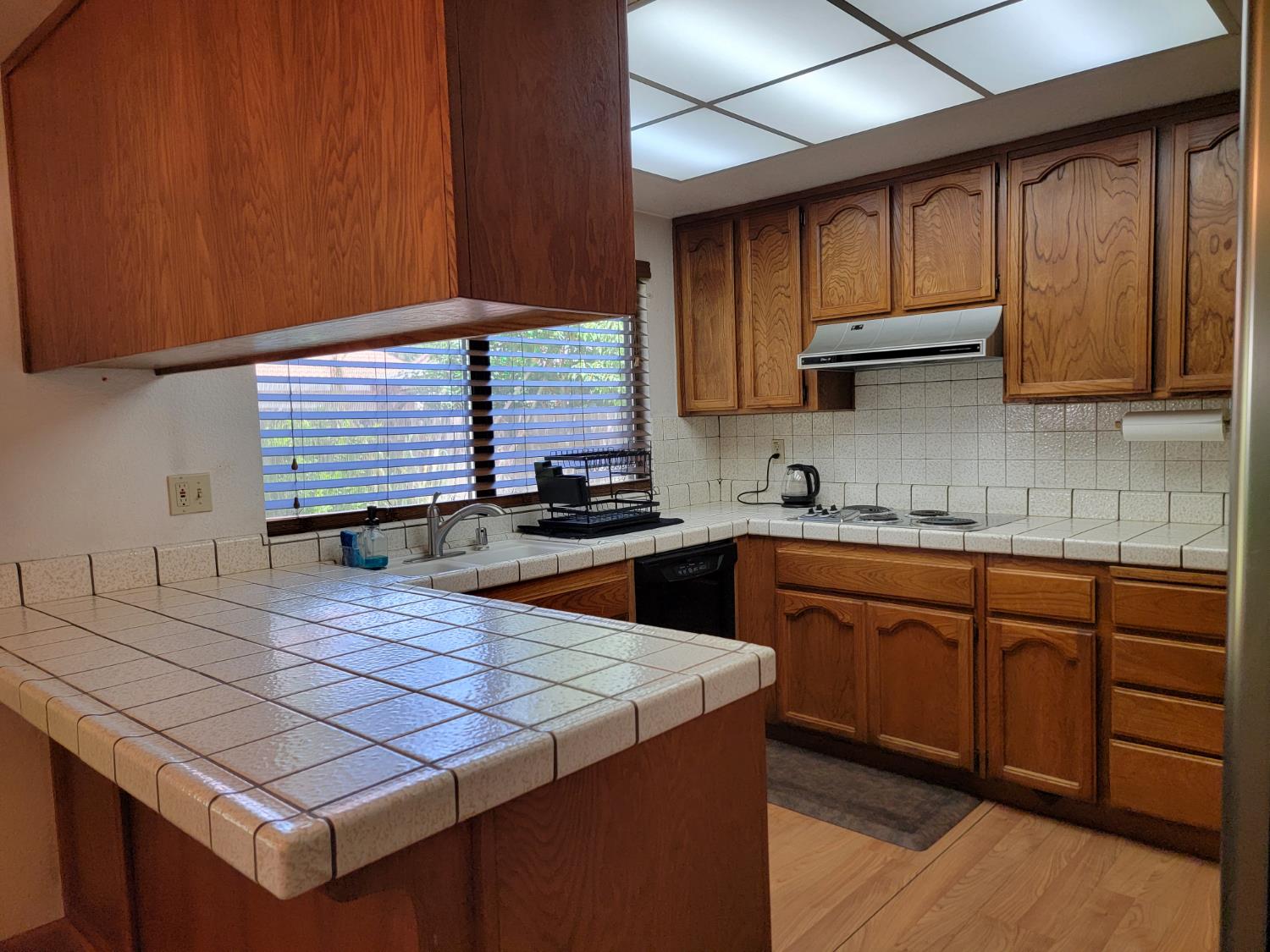 Detail Gallery Image 3 of 17 For 3121 Yarwood Way, Sacramento,  CA 95833 - 4 Beds | 2/1 Baths
