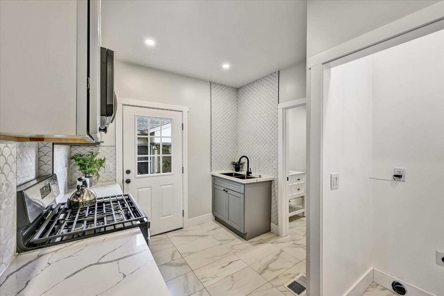 Detail Gallery Image 25 of 32 For 2019 12th St, Sacramento,  CA 95818 - – Beds | – Baths