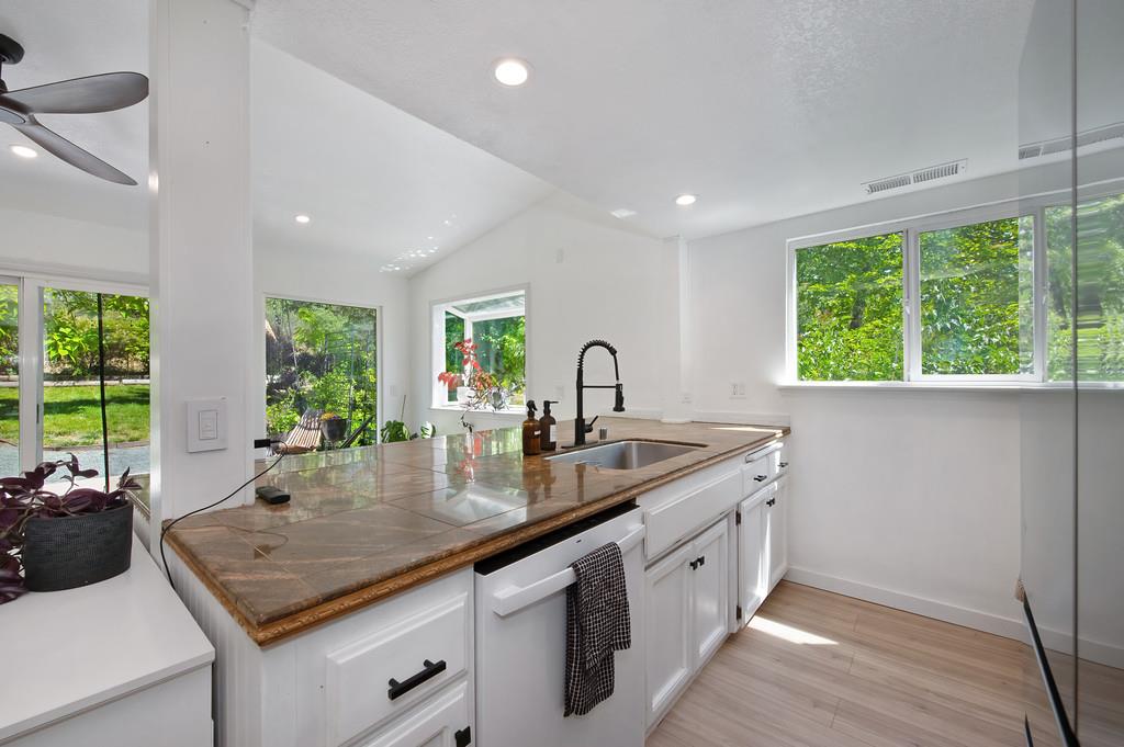 Detail Gallery Image 18 of 68 For 17725 Lake Forest Dr, Penn Valley,  CA 95946 - 3 Beds | 2 Baths
