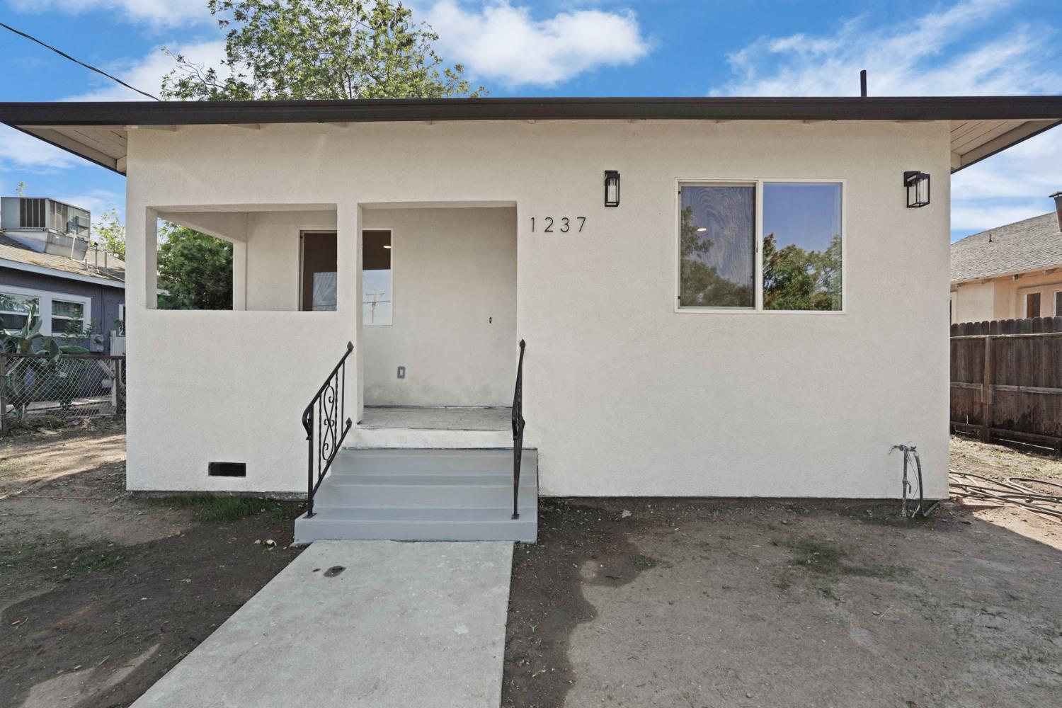 Detail Gallery Image 3 of 33 For 1237 S Commerce St, Stockton,  CA 95206 - 3 Beds | 2 Baths