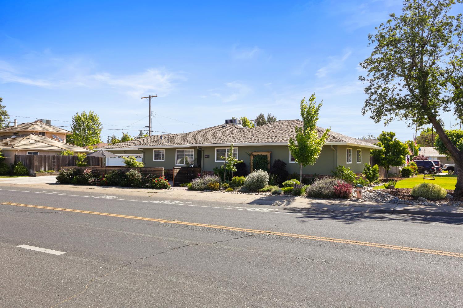Detail Gallery Image 2 of 36 For 944 S Crescent Ave, Lodi,  CA 95240 - 3 Beds | 1/1 Baths