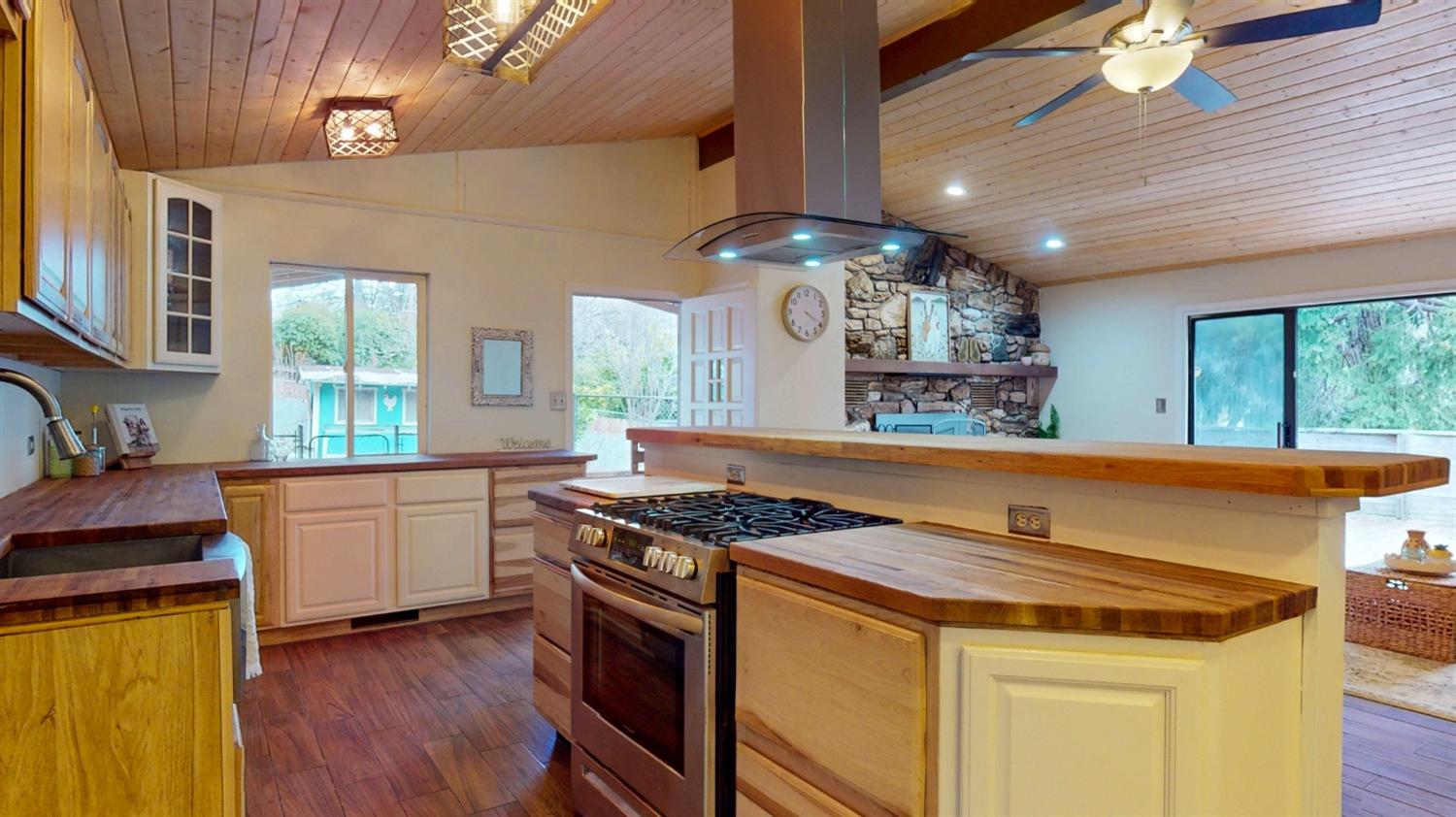 Detail Gallery Image 4 of 25 For 10128 Mills Rd, Grass Valley,  CA 95945 - 2 Beds | 2 Baths