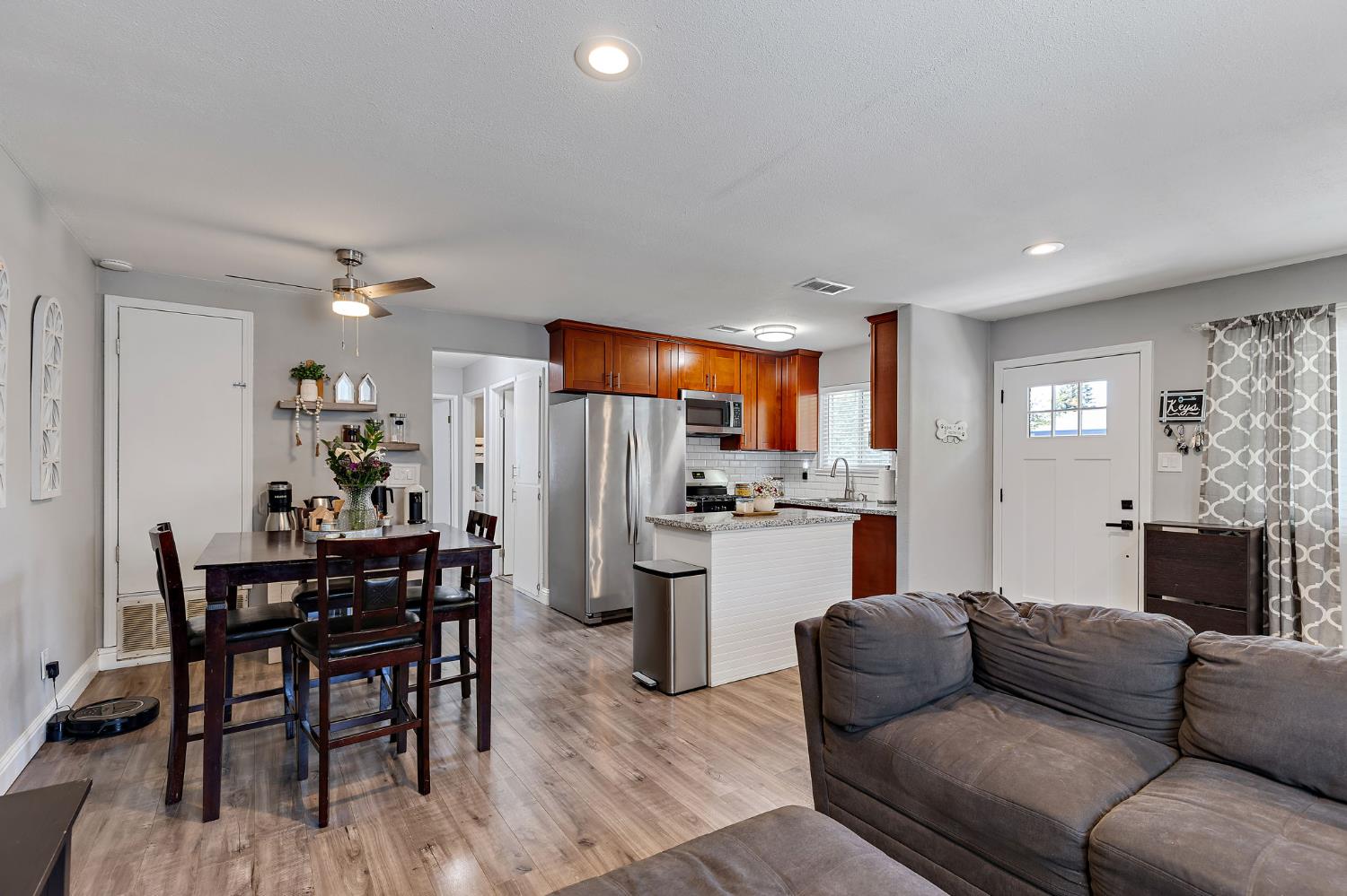 Detail Gallery Image 2 of 22 For 8943 El Mirador #4,  Elk Grove,  CA 95624 - 2 Beds | 1 Baths