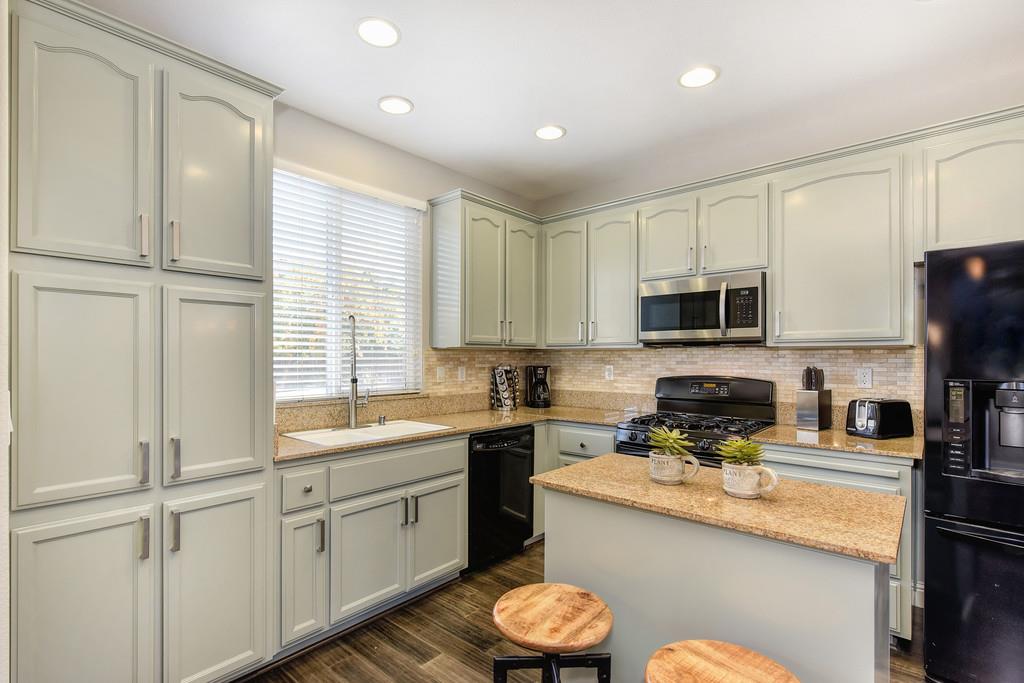 Detail Gallery Image 8 of 38 For 390 Caravaggio Way, Sacramento,  CA 95835 - 3 Beds | 2/1 Baths