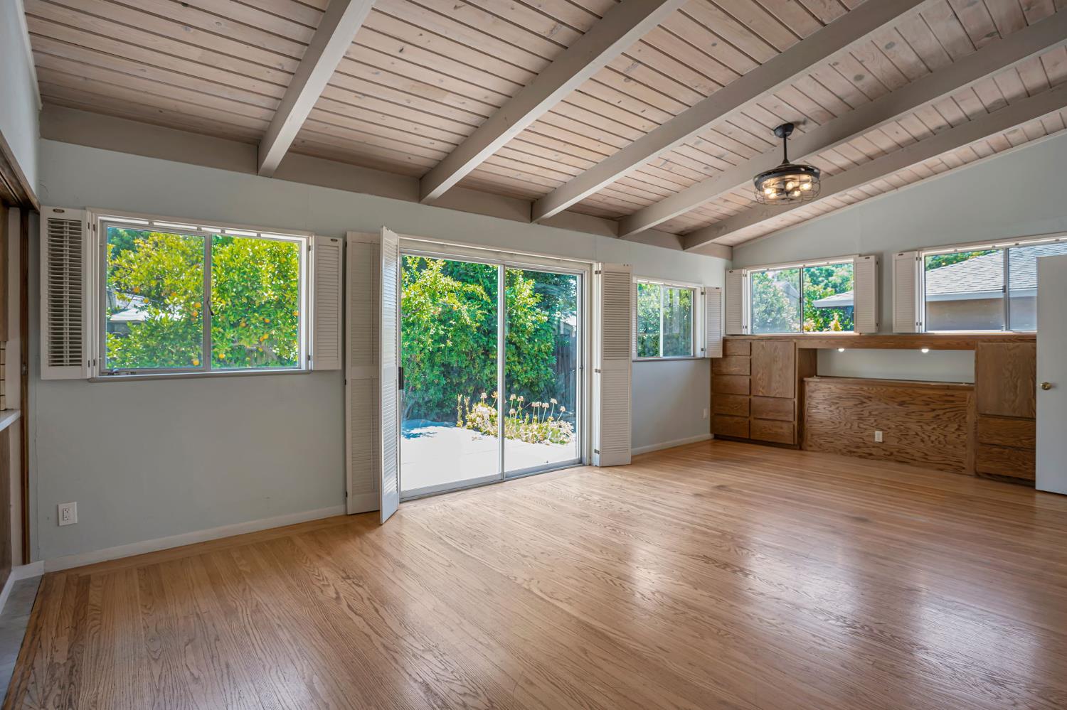 Detail Gallery Image 3 of 28 For 916 B St, Davis,  CA 95616 - 3 Beds | 3 Baths