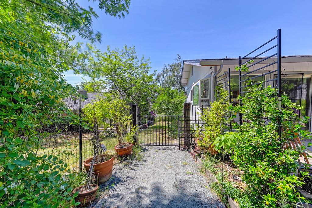 Detail Gallery Image 43 of 68 For 17725 Lake Forest Dr, Penn Valley,  CA 95946 - 3 Beds | 2 Baths