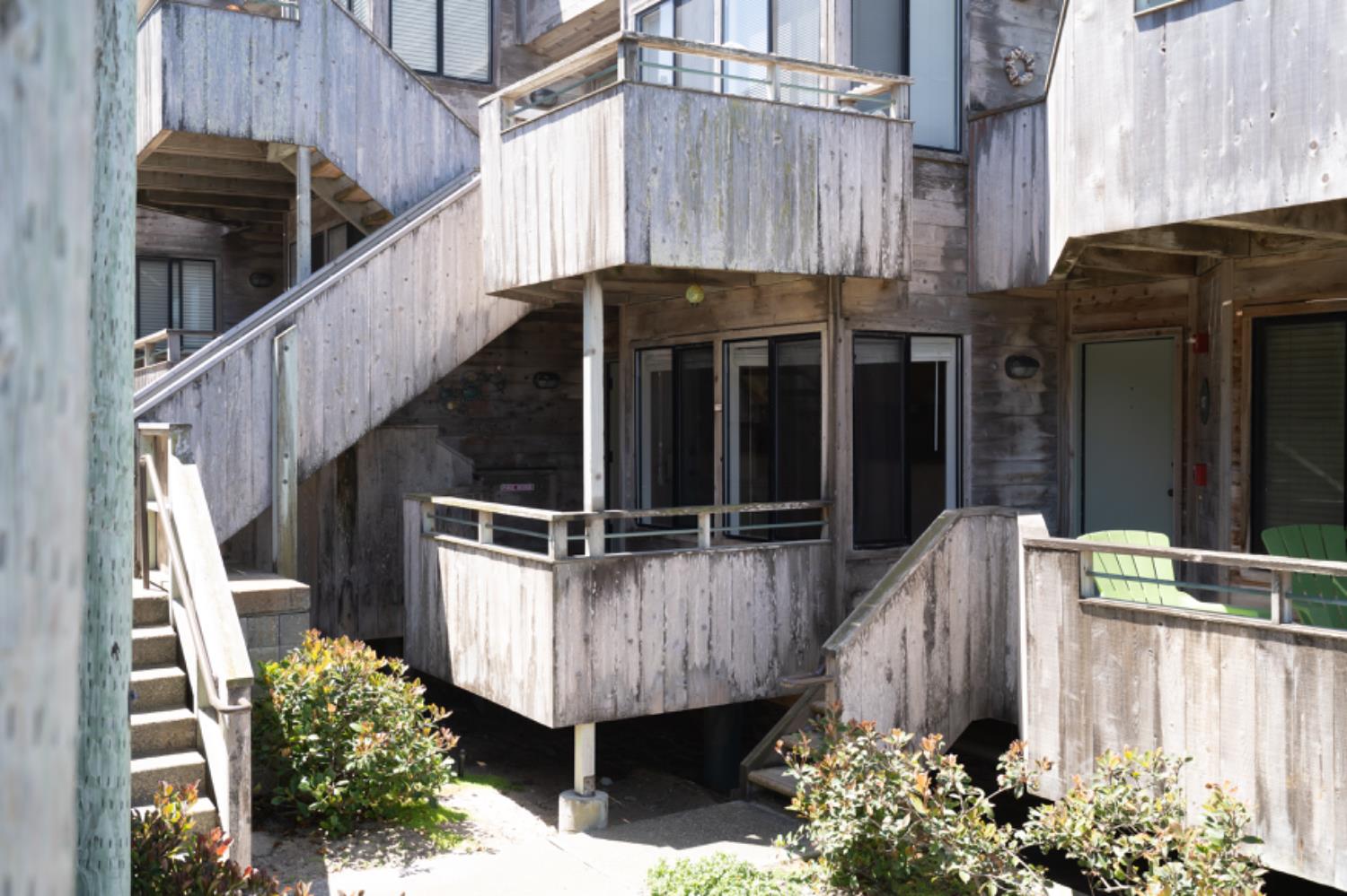 Detail Gallery Image 4 of 16 For 1 Surf Way #108,  Monterey,  CA 93940 - 1 Beds | 1 Baths