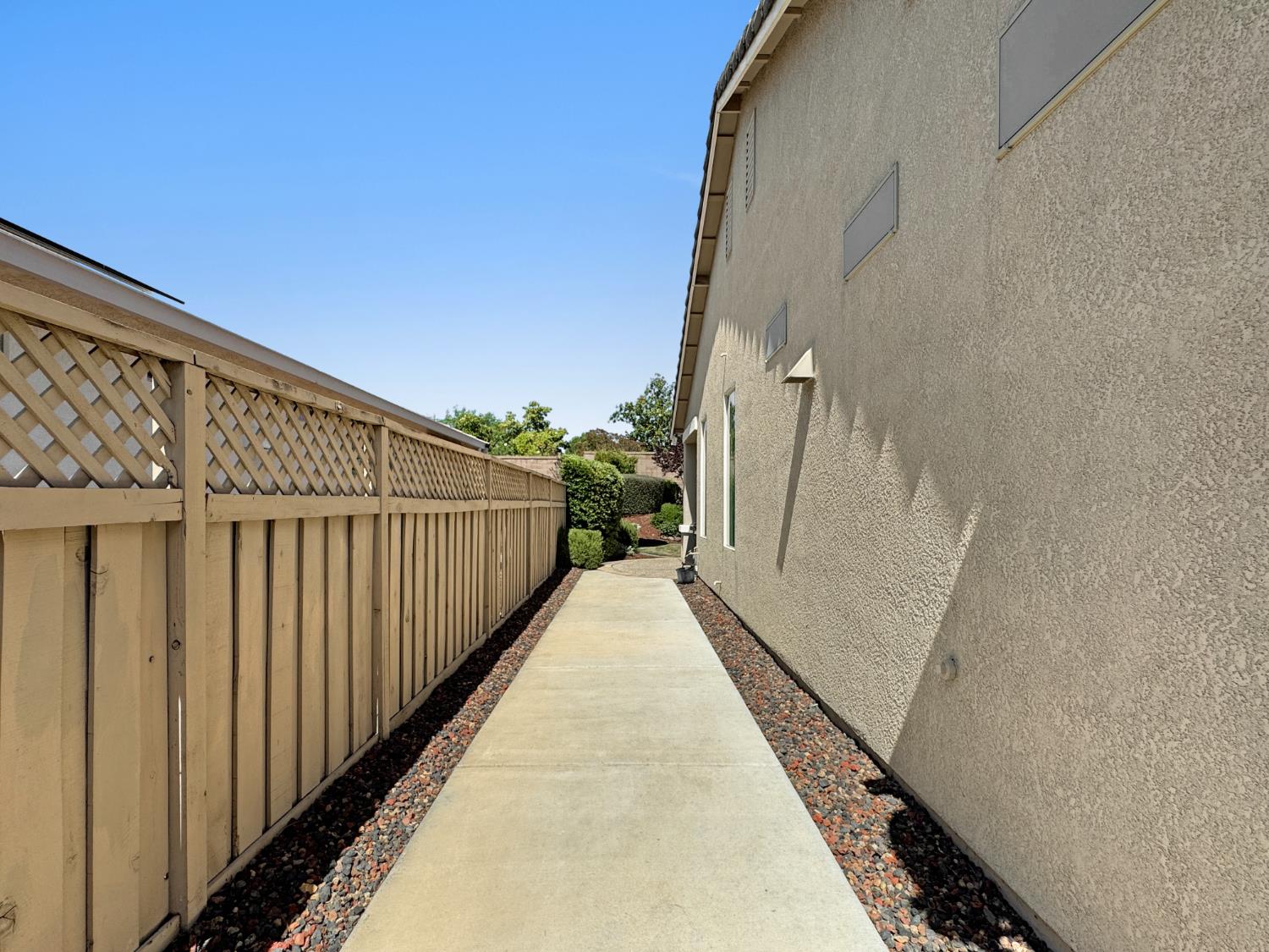 Detail Gallery Image 33 of 42 For 2052 Stonecrest Ln, Lincoln,  CA 95648 - 2 Beds | 2 Baths