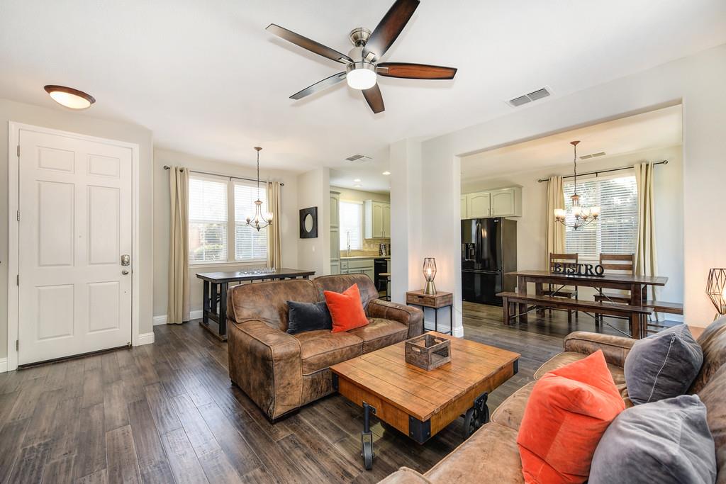 Detail Gallery Image 3 of 38 For 390 Caravaggio Way, Sacramento,  CA 95835 - 3 Beds | 2/1 Baths