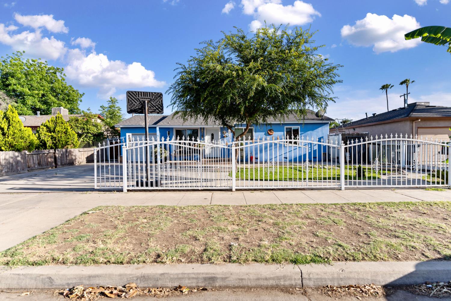 Detail Gallery Image 1 of 27 For 4776 E Lowe Ave, Fresno,  CA 93702 - 3 Beds | 1 Baths