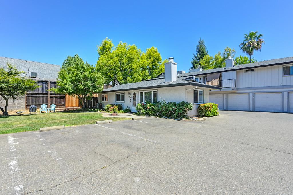 Detail Gallery Image 6 of 34 For 4030 Grover Ct, Carmichael,  CA 95608 - 3 Beds | 2 Baths