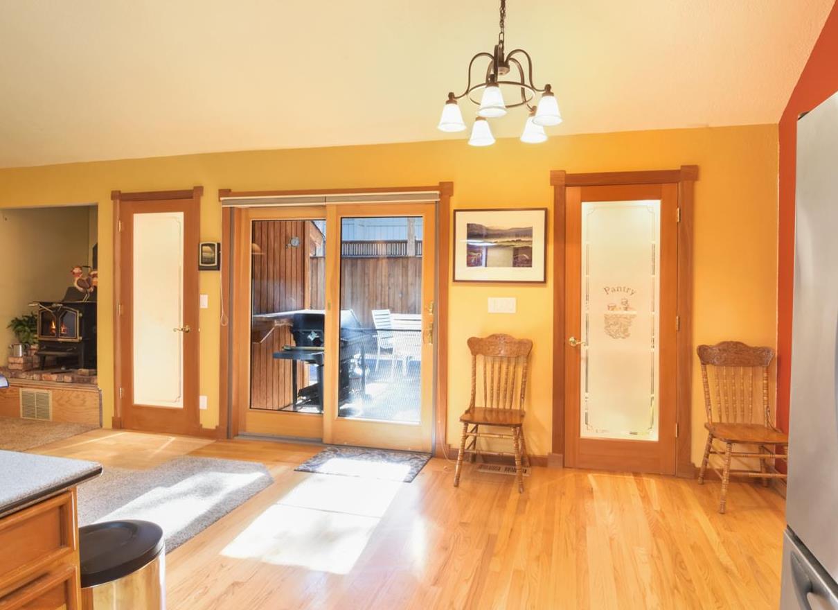 Detail Gallery Image 9 of 42 For 1724 Mohican Dr, South Lake Tahoe,  CA 96150 - 3 Beds | 2/1 Baths
