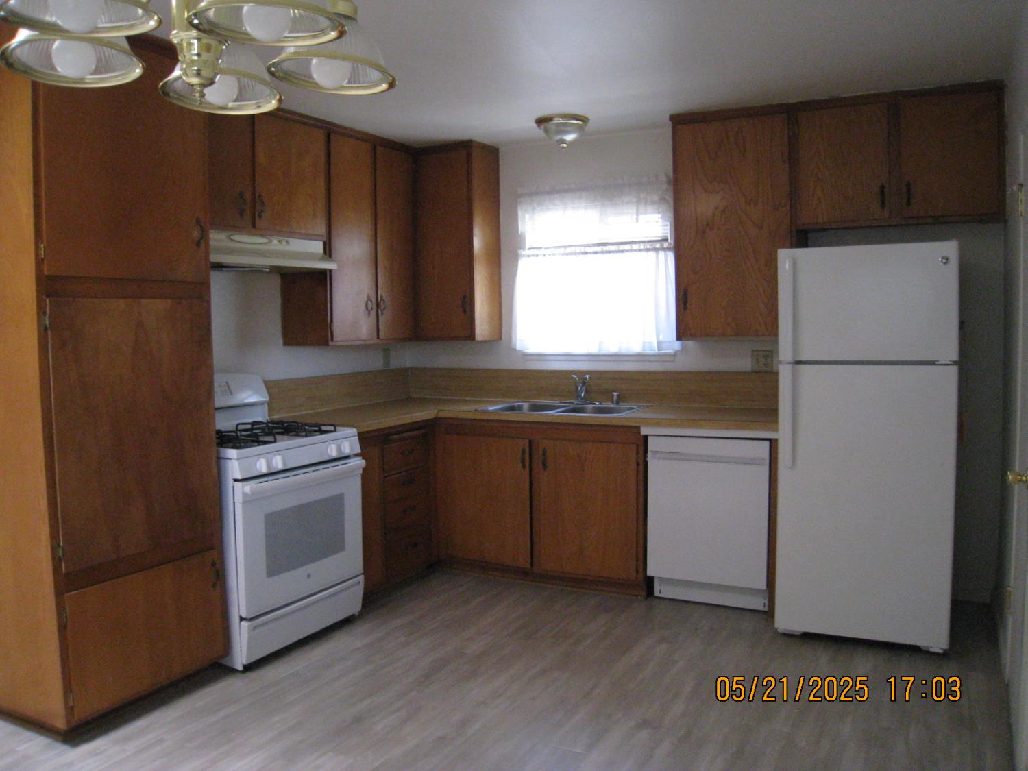 Detail Gallery Image 6 of 25 For 633 Skylark Ave, Los Banos,  CA 93635 - 3 Beds | 2 Baths