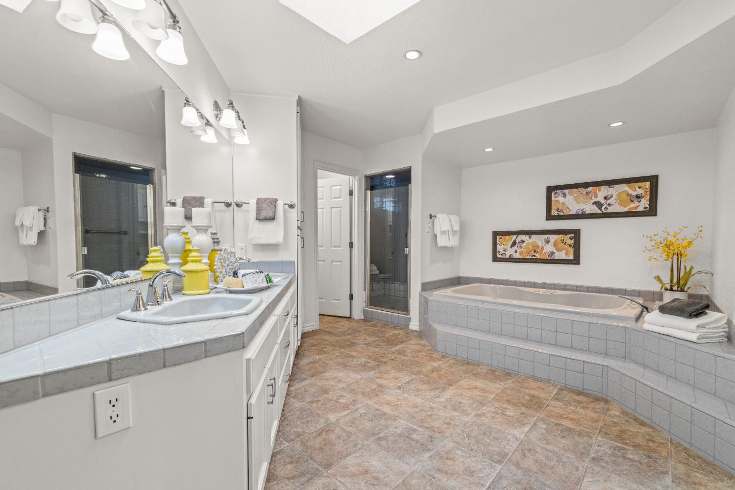 Detail Gallery Image 10 of 81 For 12431 Torrey Pines Dr, Auburn,  CA 95602 - 4 Beds | 3 Baths