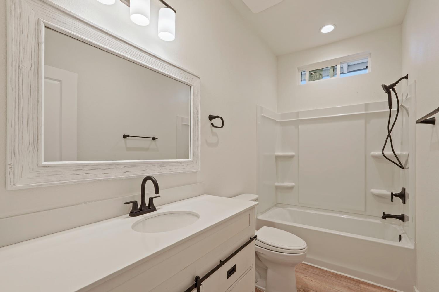 Detail Gallery Image 7 of 33 For 1237 S Commerce St, Stockton,  CA 95206 - 3 Beds | 2 Baths