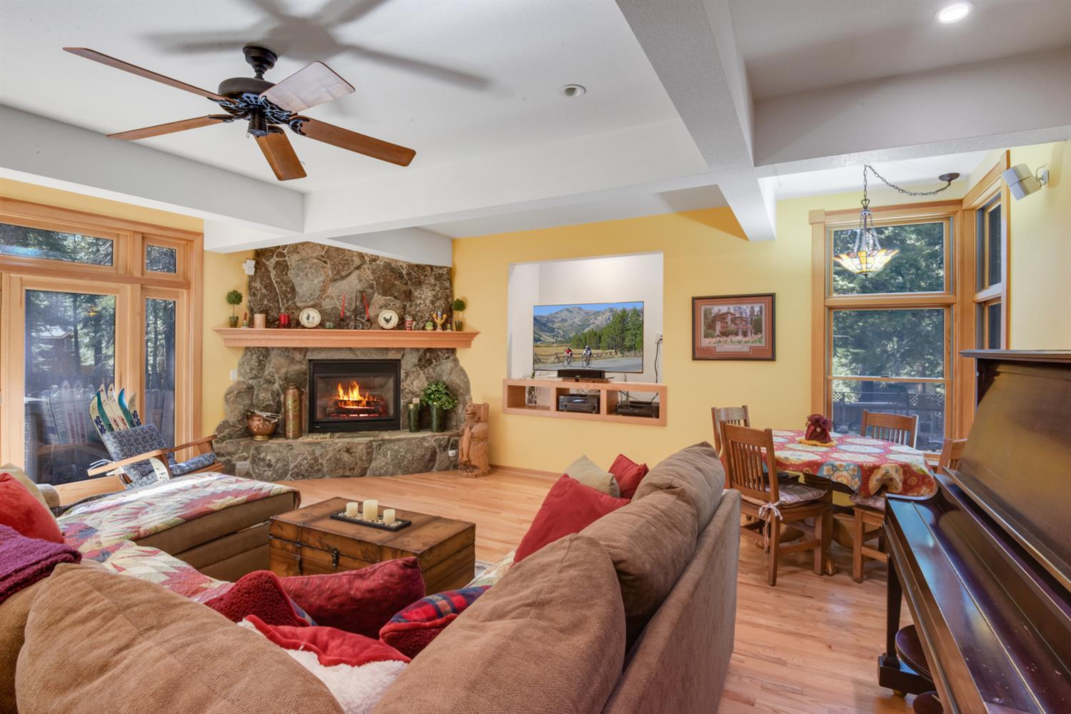 Detail Gallery Image 11 of 42 For 1724 Mohican Dr, South Lake Tahoe,  CA 96150 - 3 Beds | 2/1 Baths