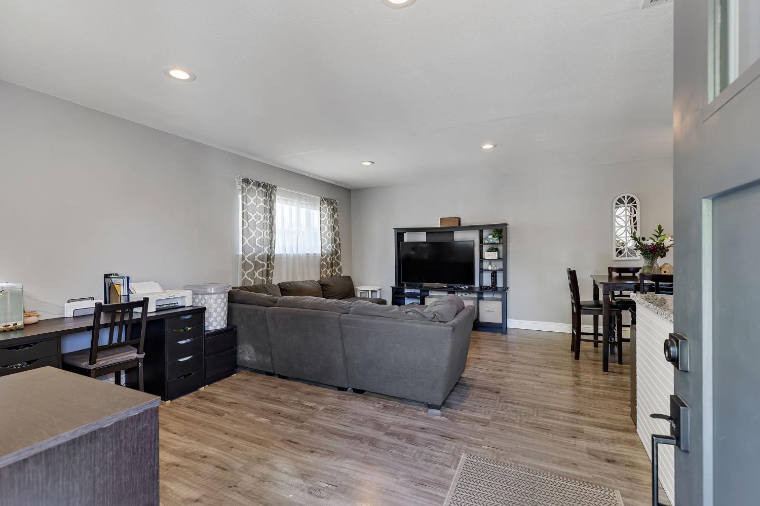 Detail Gallery Image 4 of 22 For 8943 El Mirador #4,  Elk Grove,  CA 95624 - 2 Beds | 1 Baths