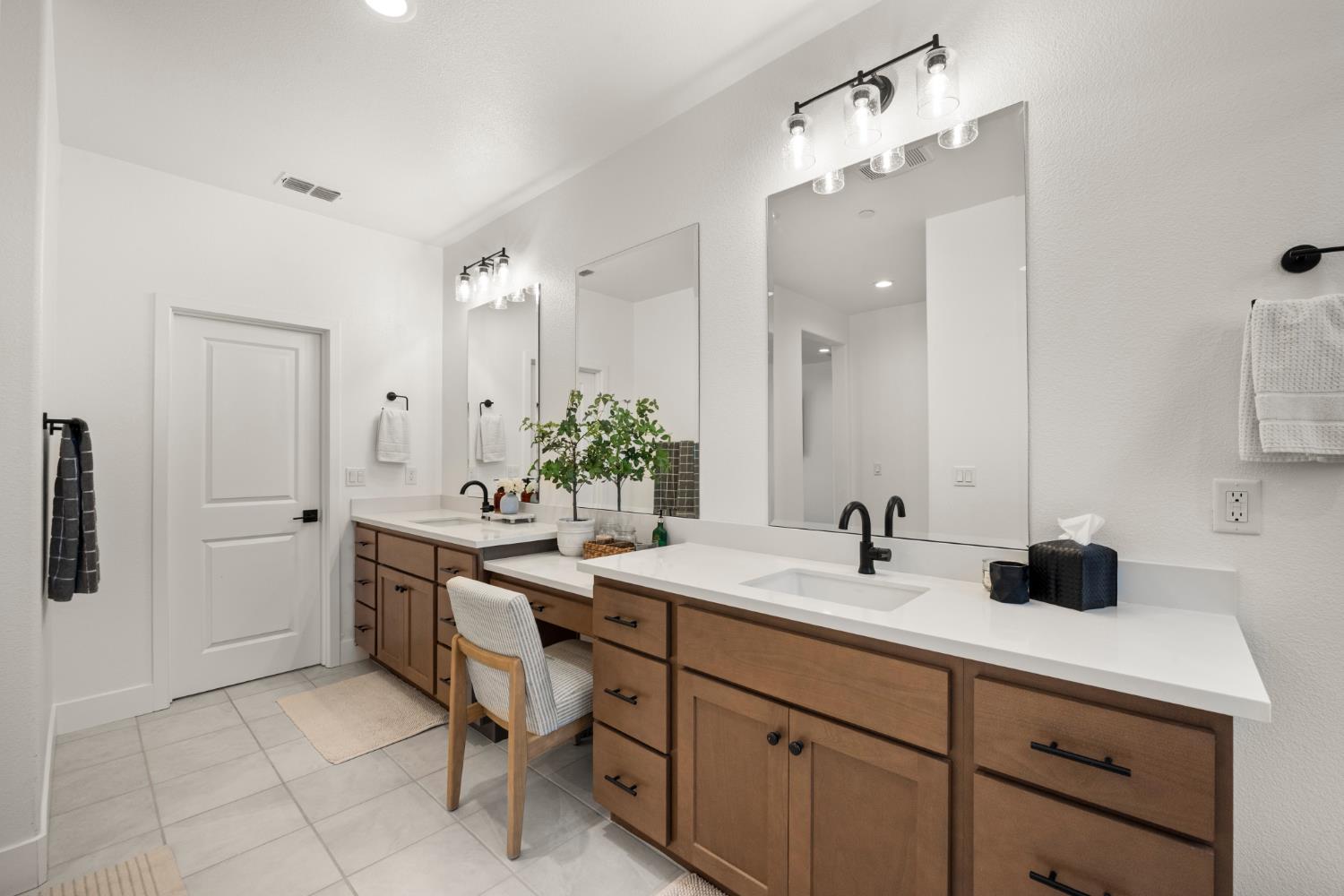 Detail Gallery Image 34 of 45 For 3180 Crocker Dr, Sacramento,  CA 95818 - 4 Beds | 3 Baths