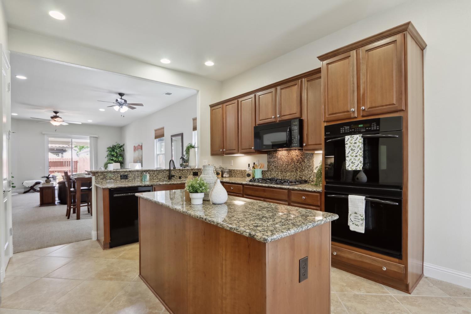 Detail Gallery Image 14 of 43 For 2398 Langtree Dr, Roseville,  CA 95747 - 2 Beds | 2 Baths