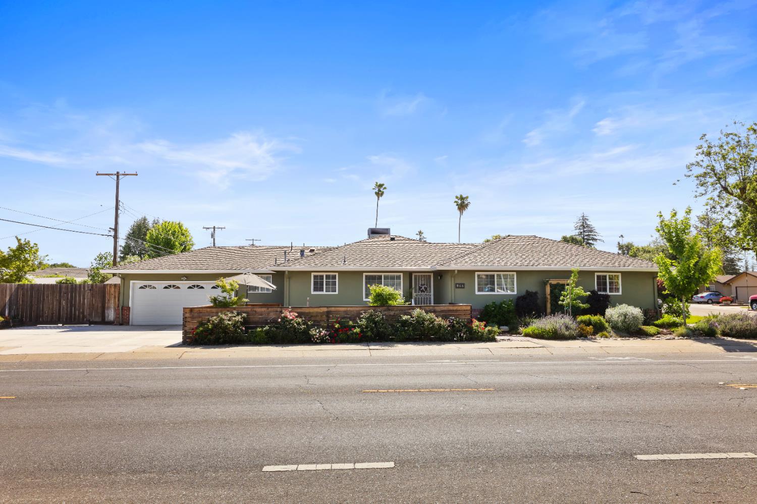 Detail Gallery Image 1 of 36 For 944 S Crescent Ave, Lodi,  CA 95240 - 3 Beds | 1/1 Baths