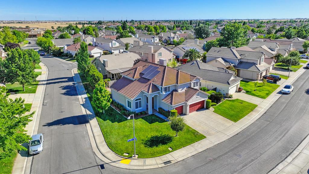 Detail Gallery Image 3 of 52 For 11886 Fire Agate Way, Rancho Cordova,  CA 95742 - 4 Beds | 3 Baths