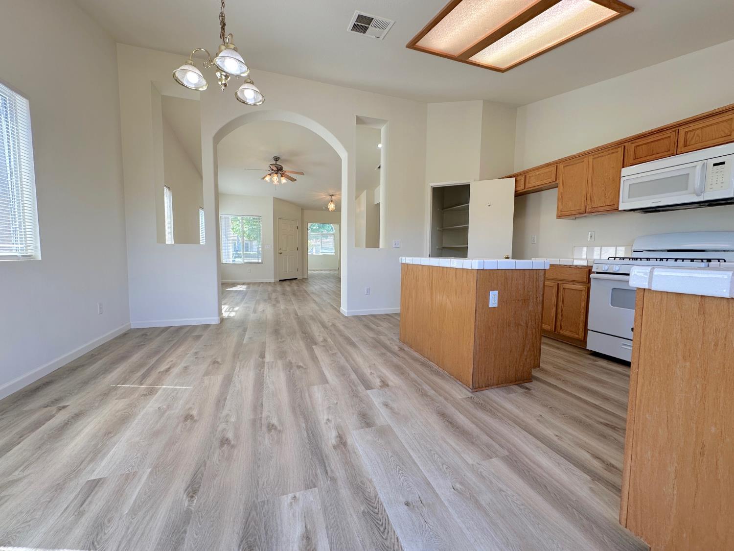Detail Gallery Image 8 of 23 For 1696 Venice Cir, Stockton,  CA 95206 - 3 Beds | 2 Baths