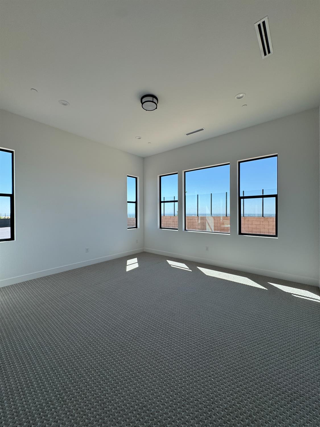 Detail Gallery Image 11 of 13 For 4657 Dehone Cir, Folsom,  CA 95630 - 4 Beds | 4/1 Baths