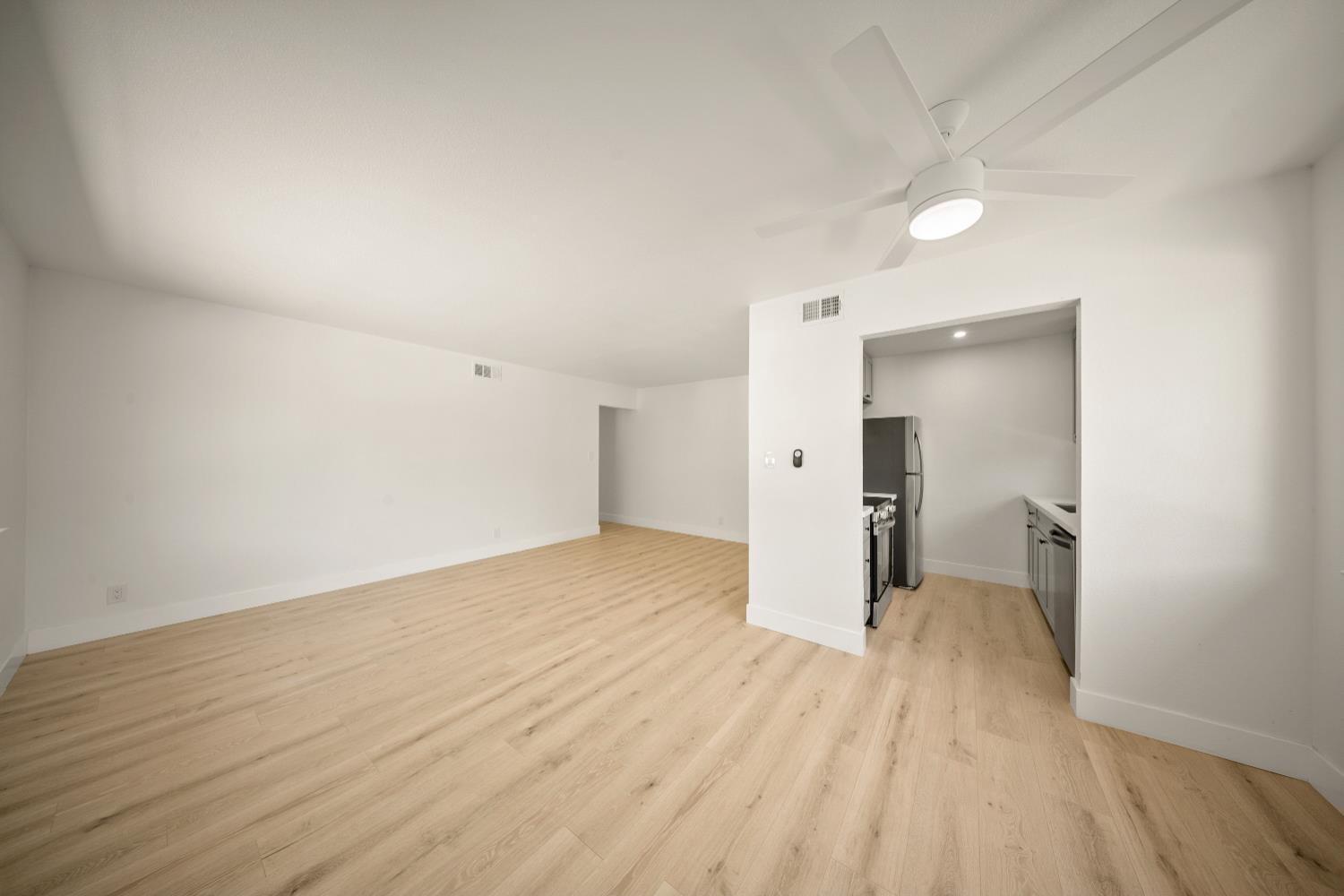 Detail Gallery Image 6 of 14 For 5091 Rhode Island Dr #4,  Sacramento,  CA 95841 - 2 Beds | 1 Baths