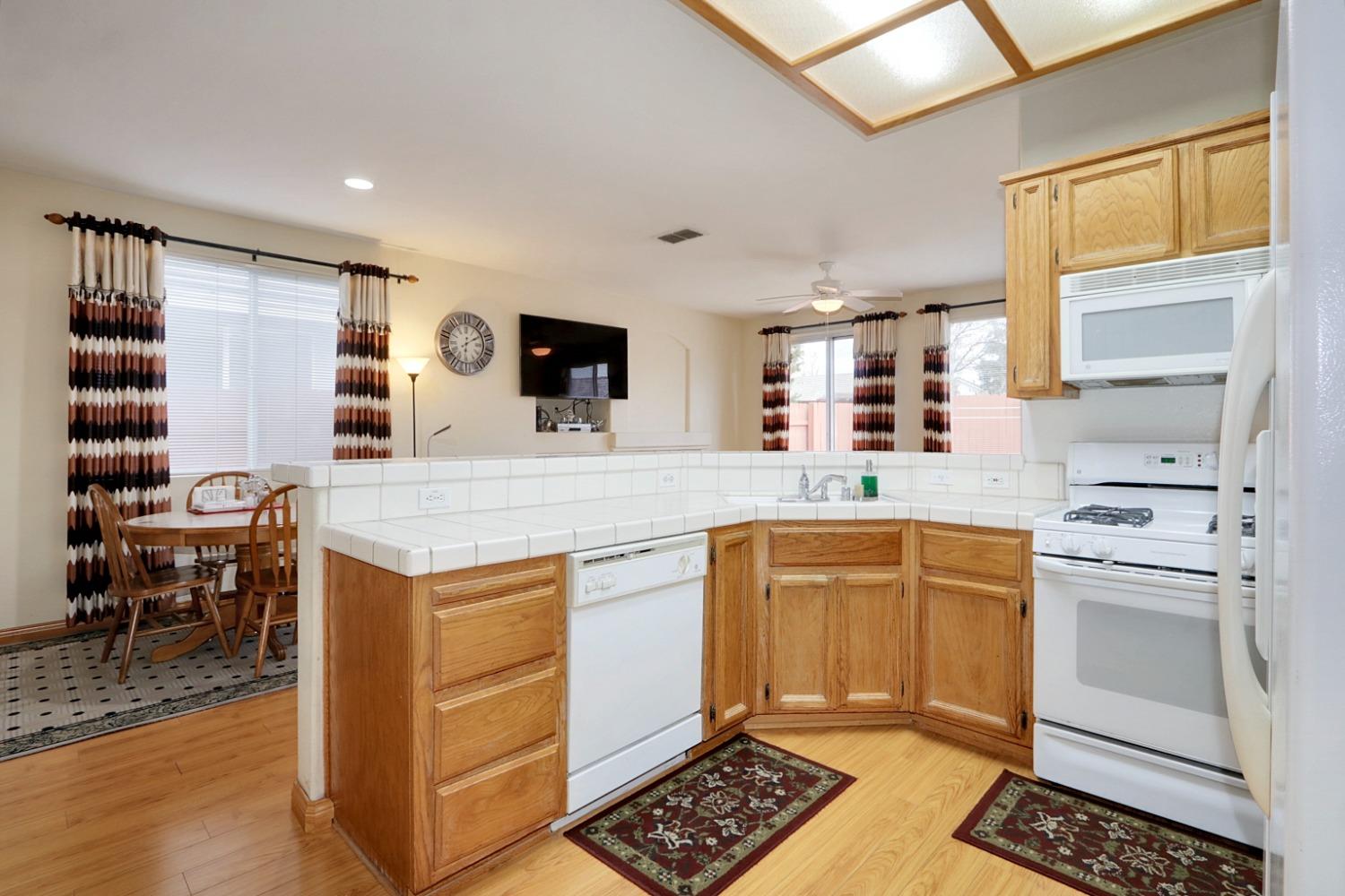 Detail Gallery Image 17 of 38 For 8275 Fanning Way, Sacramento,  CA 95829 - 3 Beds | 2 Baths