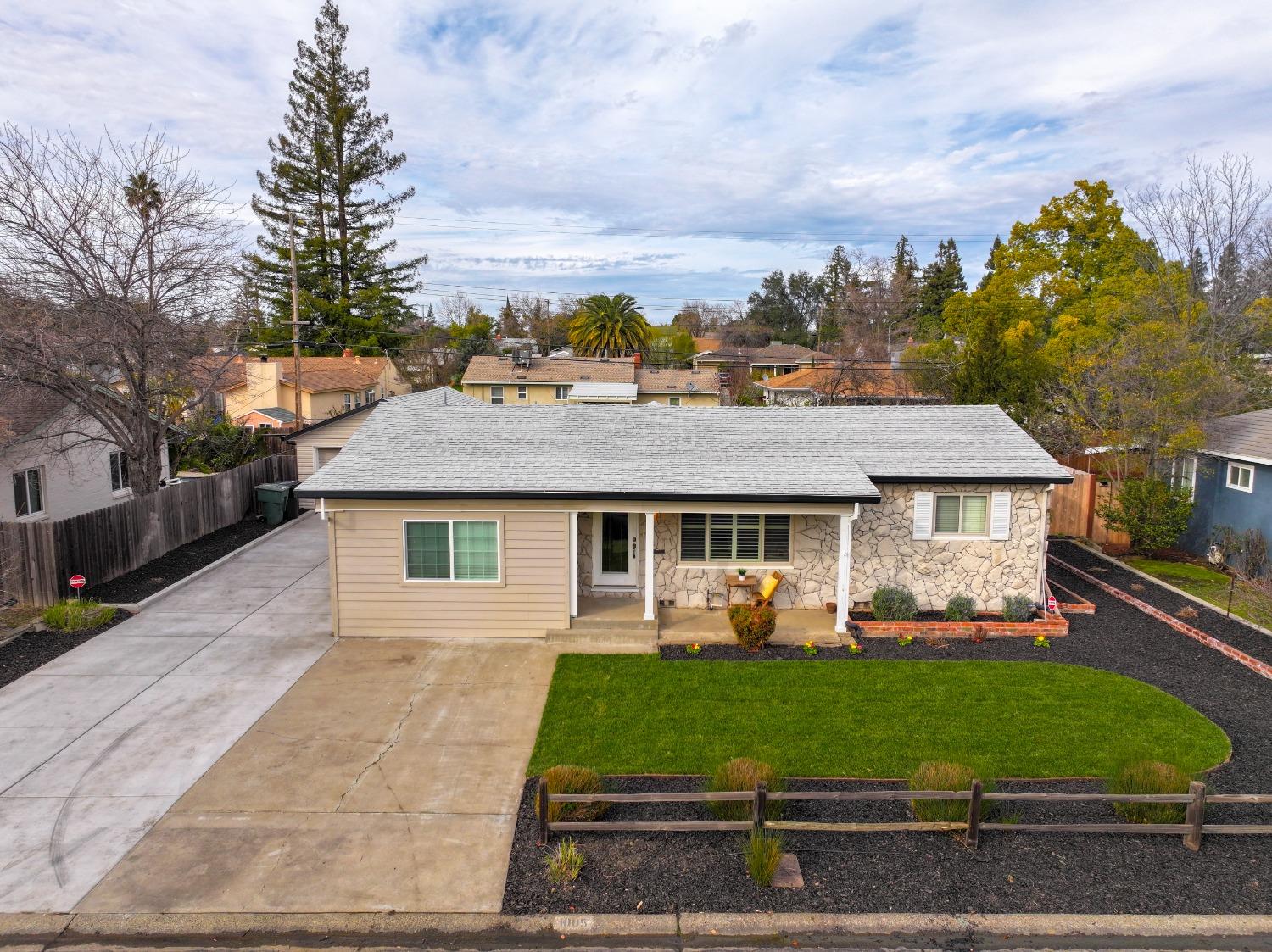 Detail Gallery Image 3 of 34 For 1005 Hillcrest Ave, Roseville,  CA 95678 - 3 Beds | 2 Baths