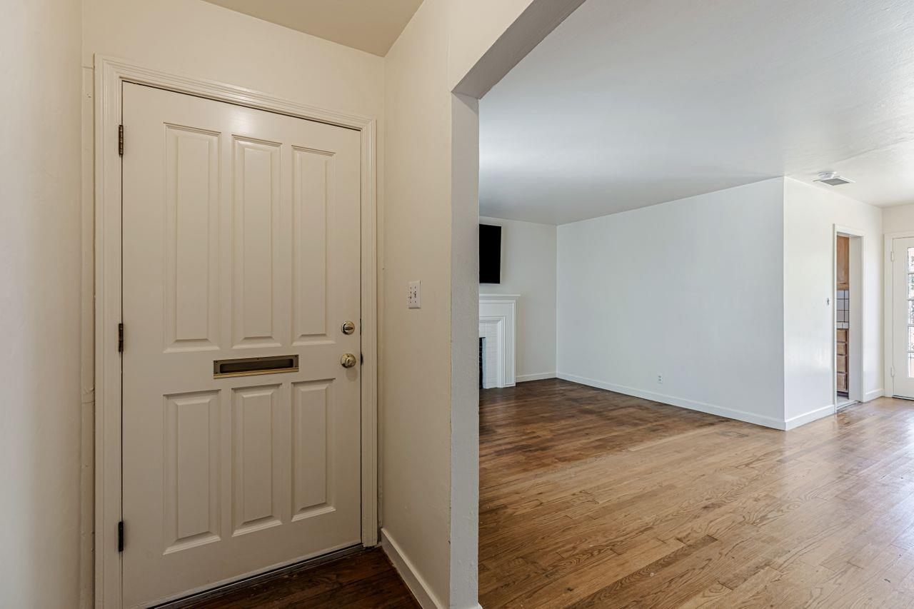 Detail Gallery Image 3 of 23 For 4949 Helen Way, Sacramento,  CA 95818 - 3 Beds | 1 Baths