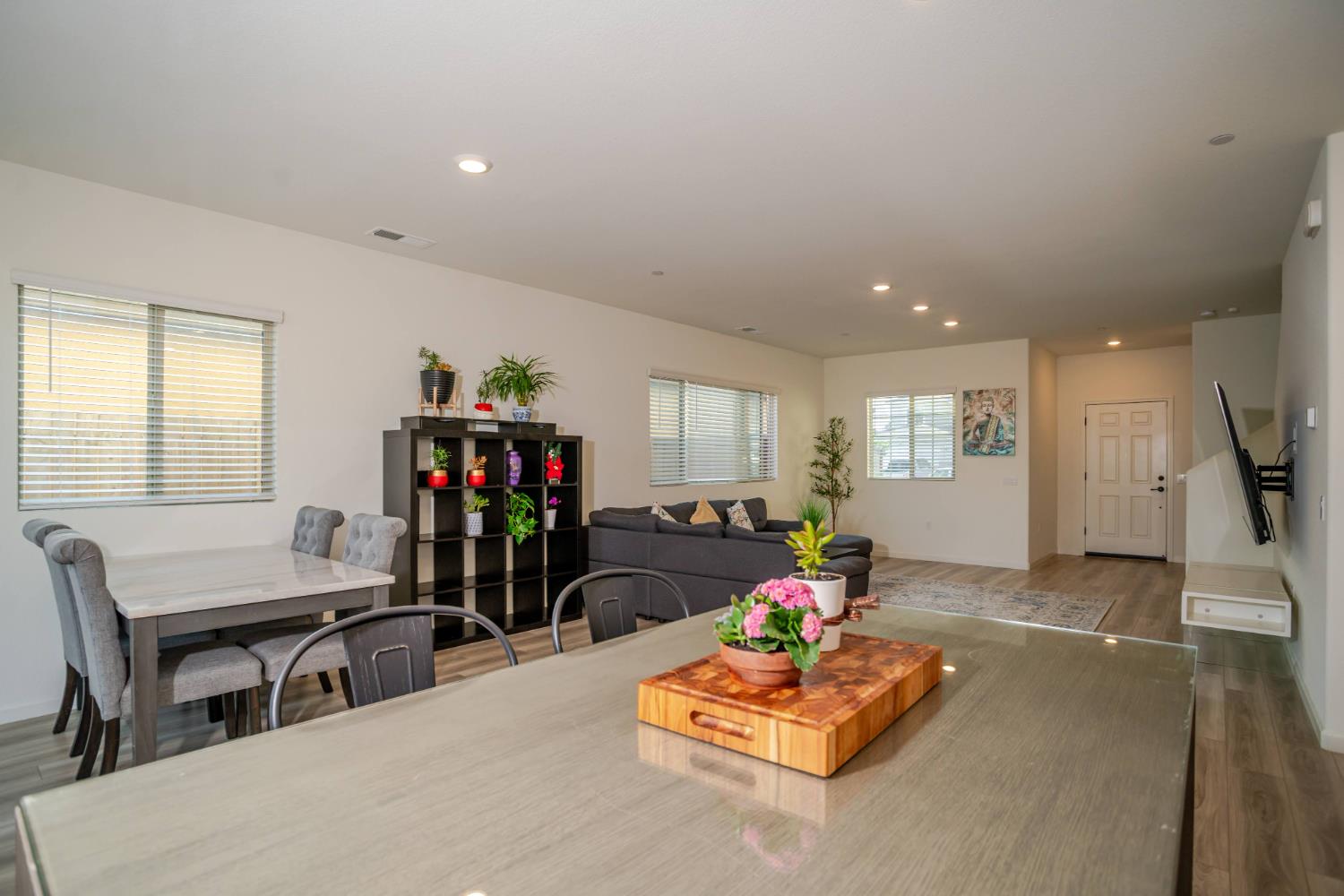 Detail Gallery Image 9 of 43 For 12808 Scholarly Way, Rancho Cordova,  CA 95742 - 5 Beds | 3/1 Baths