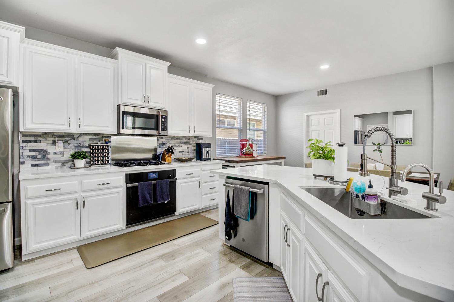 Detail Gallery Image 14 of 36 For 3043 Brunnet Ln, Sacramento,  CA 95833 - 4 Beds | 2/1 Baths