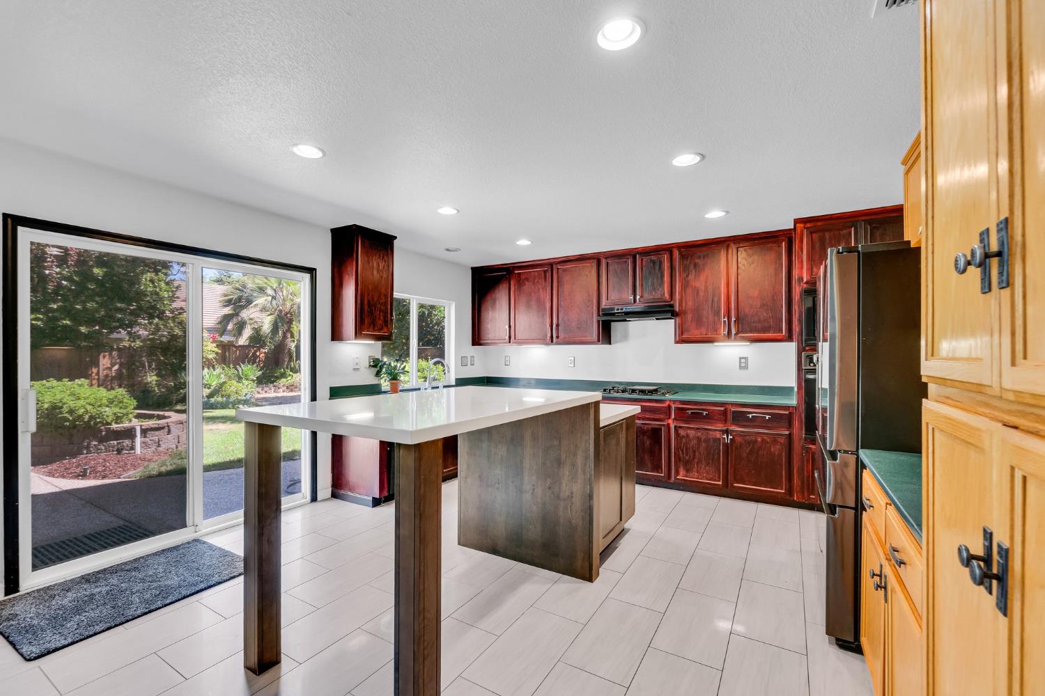 Detail Gallery Image 13 of 90 For 3309 Kittiwake Dr, Sacramento,  CA 95833 - 5 Beds | 3 Baths