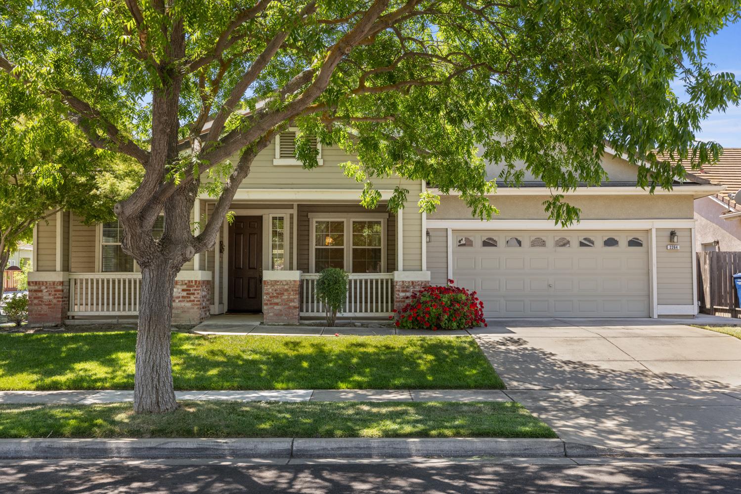 Detail Gallery Image 2 of 40 For 2264 Autumn Moon Way, Turlock,  CA 95382 - 4 Beds | 3 Baths
