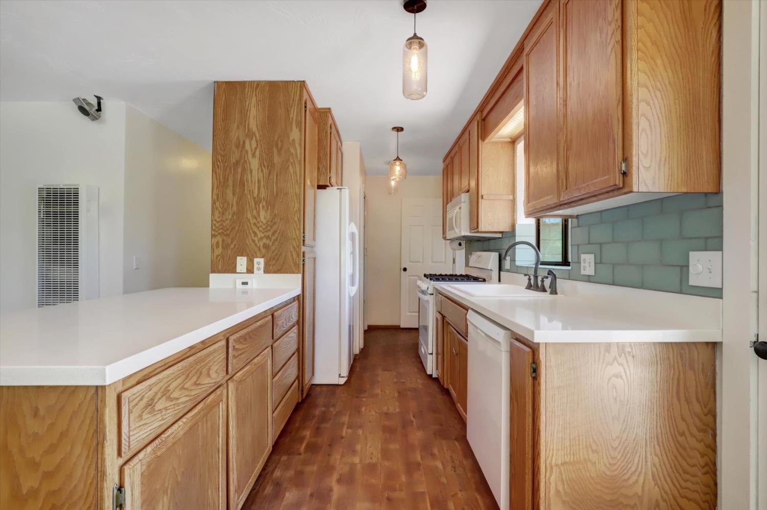 Detail Gallery Image 11 of 69 For 10808 Footwall Dr, Grass Valley,  CA 95945 - 2 Beds | 2/1 Baths